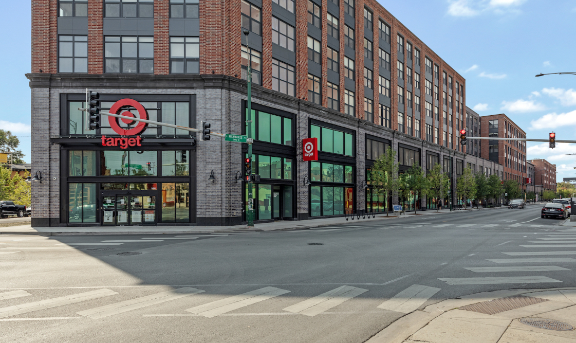 Logan Square neighborhood surrounding Logan Apartments in Logan Square Chicago with dining, shopping, and transit access